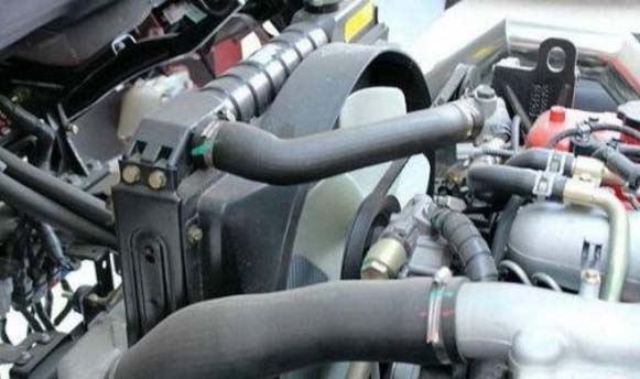 汽車的發動機所產生的熱量是如何來散熱冷卻的